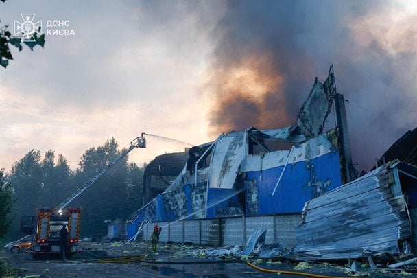 РФ завдала нового удару по Києву. / © ДСНС