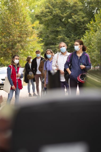 Комендантский час и ограниченные прогулки: в Европе все жестче ограничивают граждан из-за коронавируса