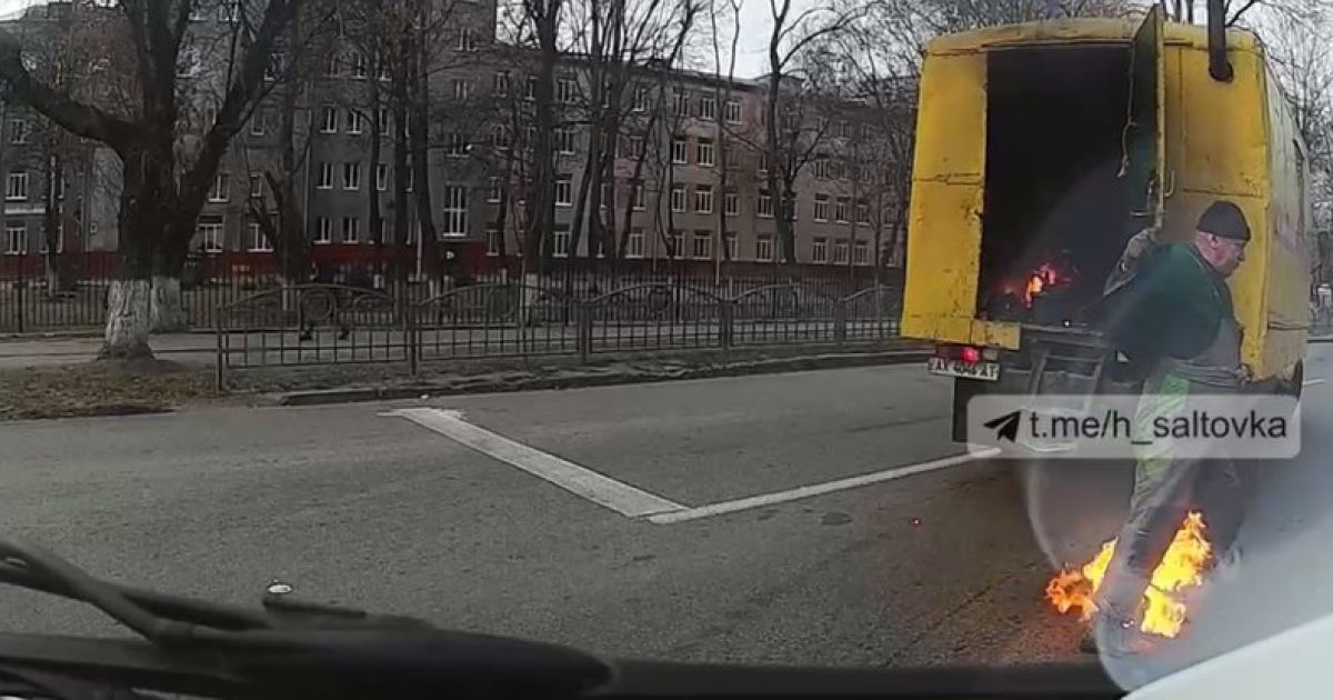 В Харькове вспыхнул грузовик с коммунальщиками: на людях загорелась одежда, они на ходу выпрыгивали из авто