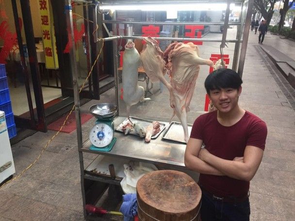 Туша собаки висить посеред вулиці / © фото: Тетяна Лазарчук