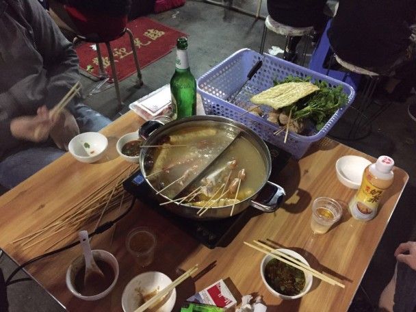 На плиті вариться &laquo;Хот Пот&raquo; / © фото: Тетяна Лазарчук