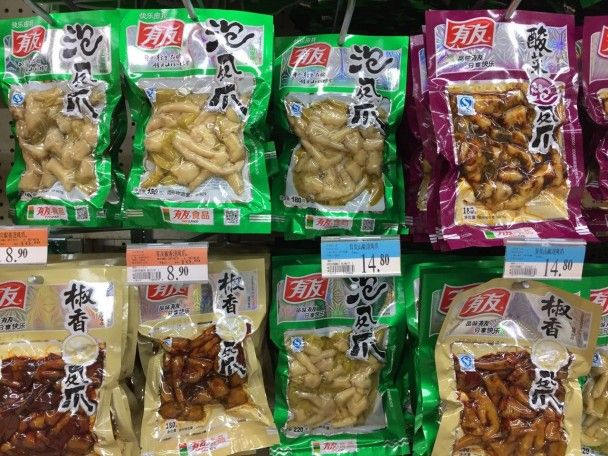 Вибір курячих лапок у супермаркеті / © фото: Тетяна Лазарчук