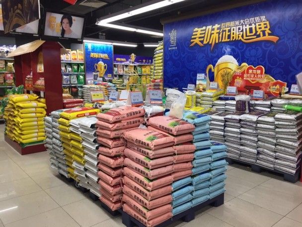 У супермаркетах лежать сотні кілограмів рису / © фото: Тетяна Лазарчук