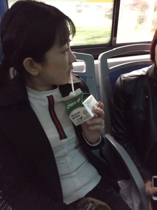 Жінка в автобусі п'є молоко через трубочку / © фото: Тетяна Лазарчук