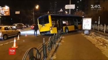 ДТП у столиці: тролейбус вилетів з дороги та дивом не впав в глибоку яму