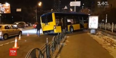 ДТП у столиці: тролейбус вилетів з дороги та дивом не впав в глибоку яму