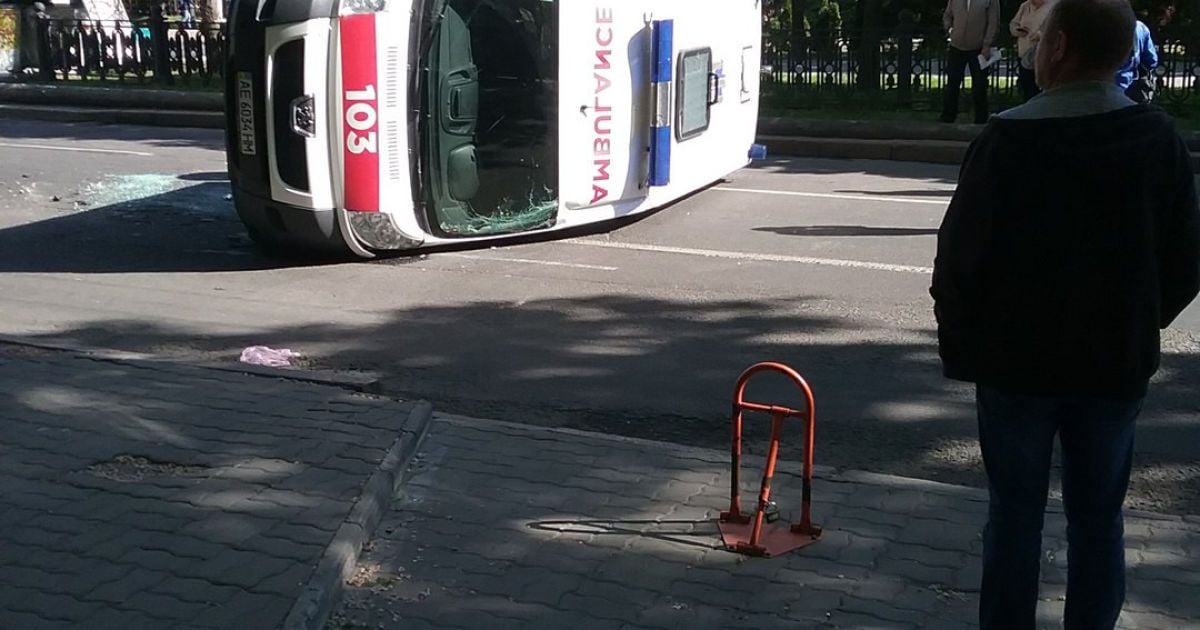 У Дніпрі швидка врізалась у легковик і перекинулась, постраждала вагітна жінка