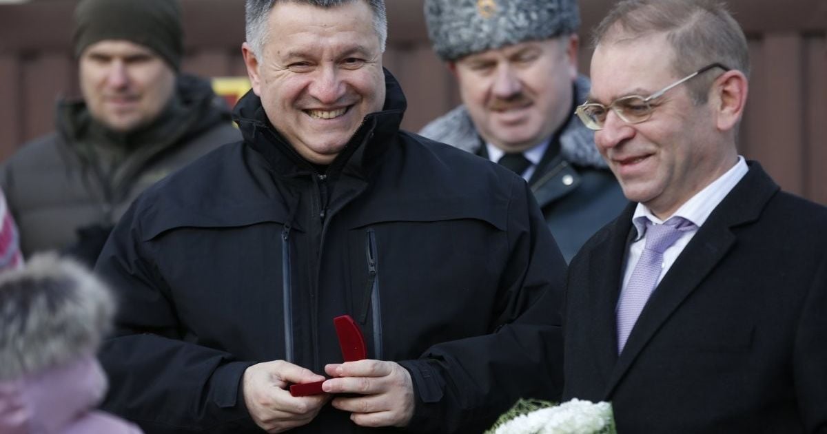 Аваков розповів, кому, скільки і за що роздав нагородної зброї