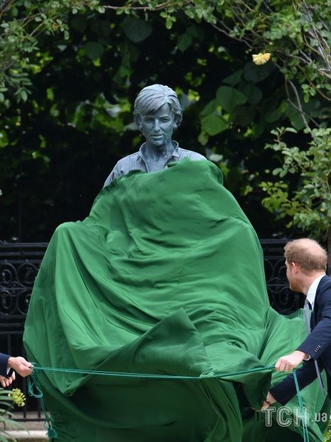 Принц Вільям і принц Гаррі, відкрили статую своєї матері Діани, принцеси Уельської, яку встановили в затонулого саду Кенсингтонського палацу в день її 60-річчя 1 липня 2021 року / © Getty Images