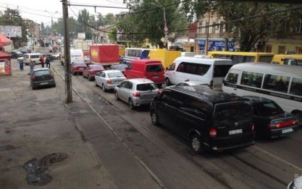 В Одессе жители одного из крупнейших спальных районов перекрыли главную магистраль