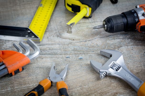 Шкрябало на весь дім: жінка почула дивні звуки під ногами та не повірила своїм очам (відео)