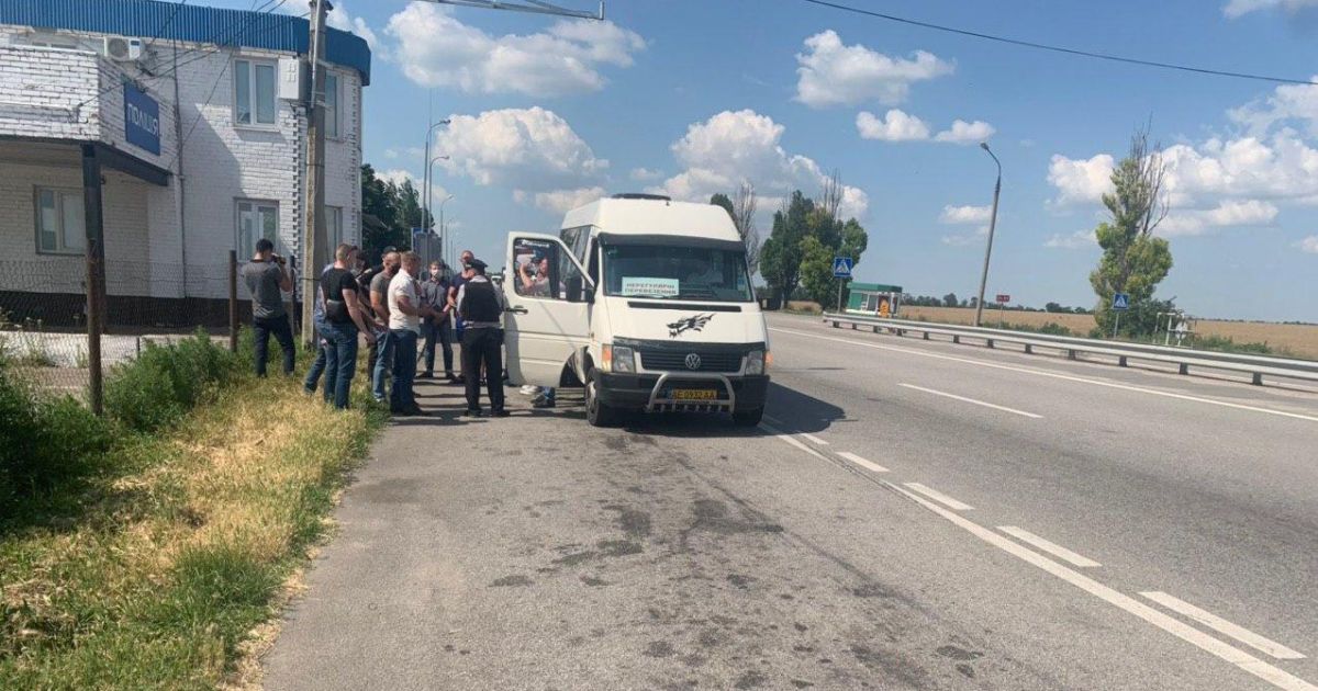На в’їзді до Запоріжжя поліція затримала "тітушок Шарія"