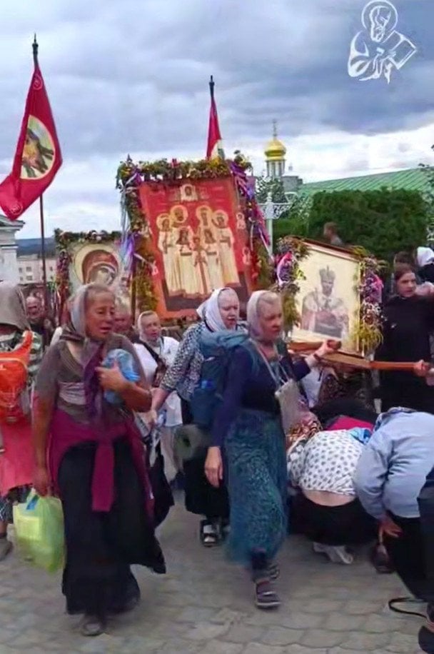 Українці на колінах перед російським царем / Фото t.me/monologue_here
