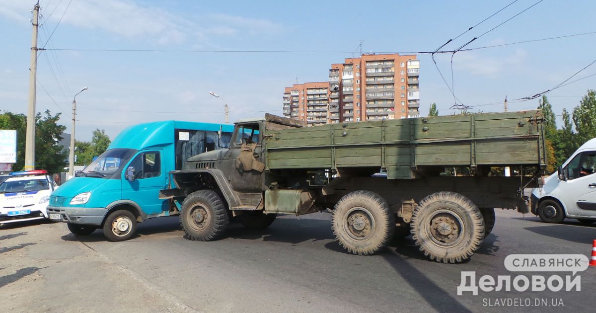 На Донетчине грузовик влетел в маршрутку, есть пострадавшие