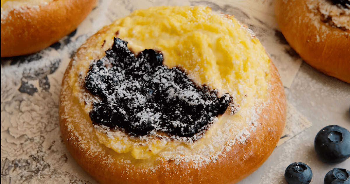 Ватрушки з сиром і лохиною tiktok.com_@katherine.nari