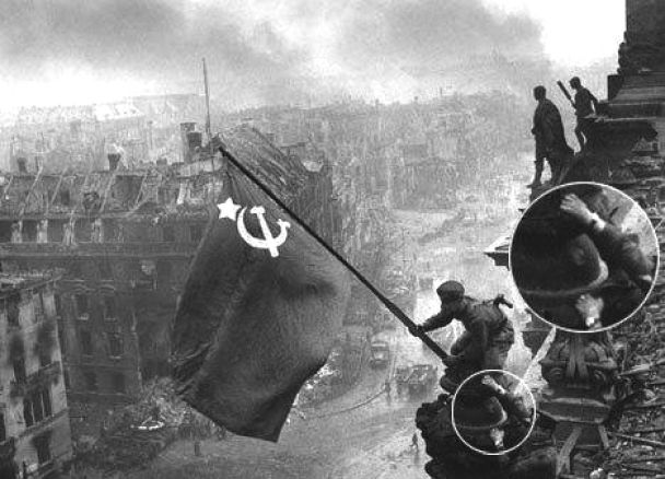 За іншою версією, на одній руці у солдата не годинник, а військовий компас. / © Вікіпедія