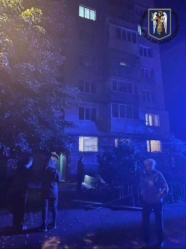 Внаслідок атаки РФ на Київ пошкоджено будинок. Фото: КМВА / © 