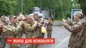 С военным оркестром встречали новорожденную дочь артиллериста в Тернополе