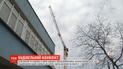 В Киеве над головами школьников установили очень высокий строительный кран