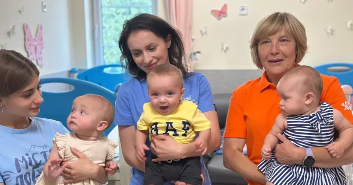 Мати покинула трьох немовлят у лікарні