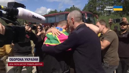 Сльози не давали говорити! Повернені з полону захисники не вірили що в Україні
