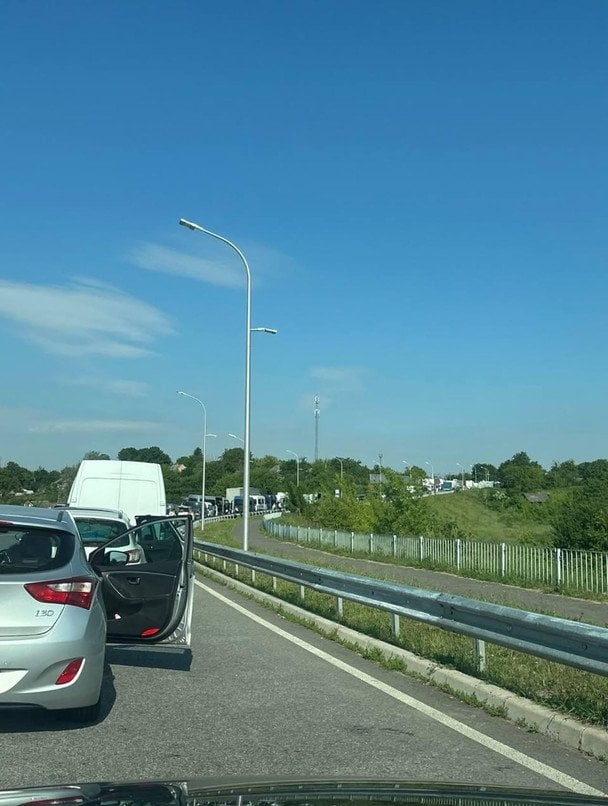 На кордоні з Польщею шалені черги: чому українці стоять годи