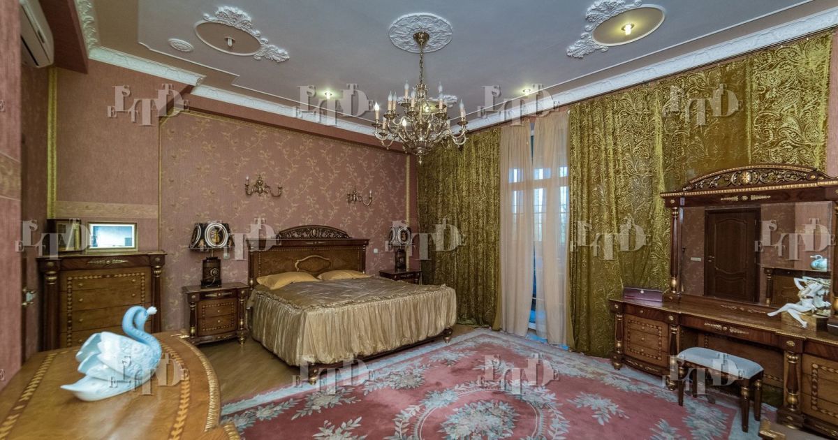 Під Києвом продають триповерховий будинок колишнього генпрокурора-втікача Пшонки