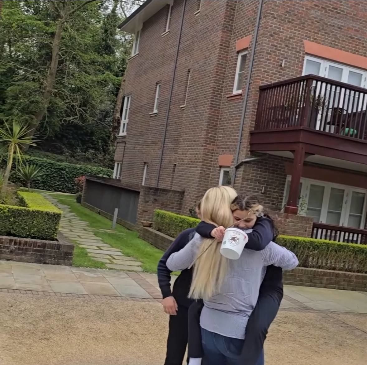 Камалия с дочерьми / © instagram.com/kamaliyaofficial