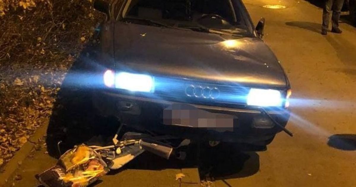В Івано-Франківську Audi протаранив два автомобілі, вилетів на тротуар та збив 3-річного хлопчика