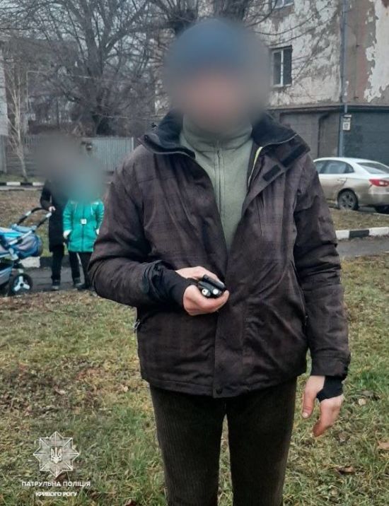 У Кривому Розі 32-річний чоловік показував дітям свій статевий орган: фото