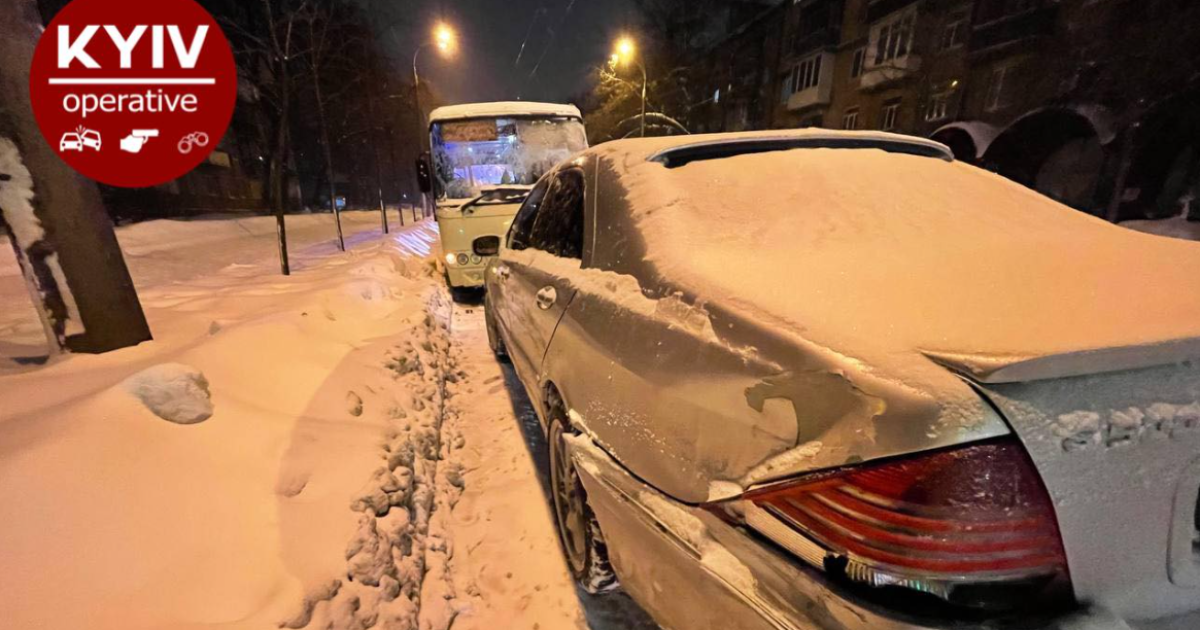 У Києві п'яний таксист на побитій автівці влетів у Mercedes та в автобус