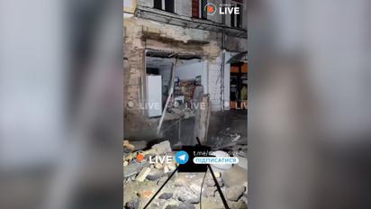 В Киеве из-за прорыва теплосети частично разрушилось здание
