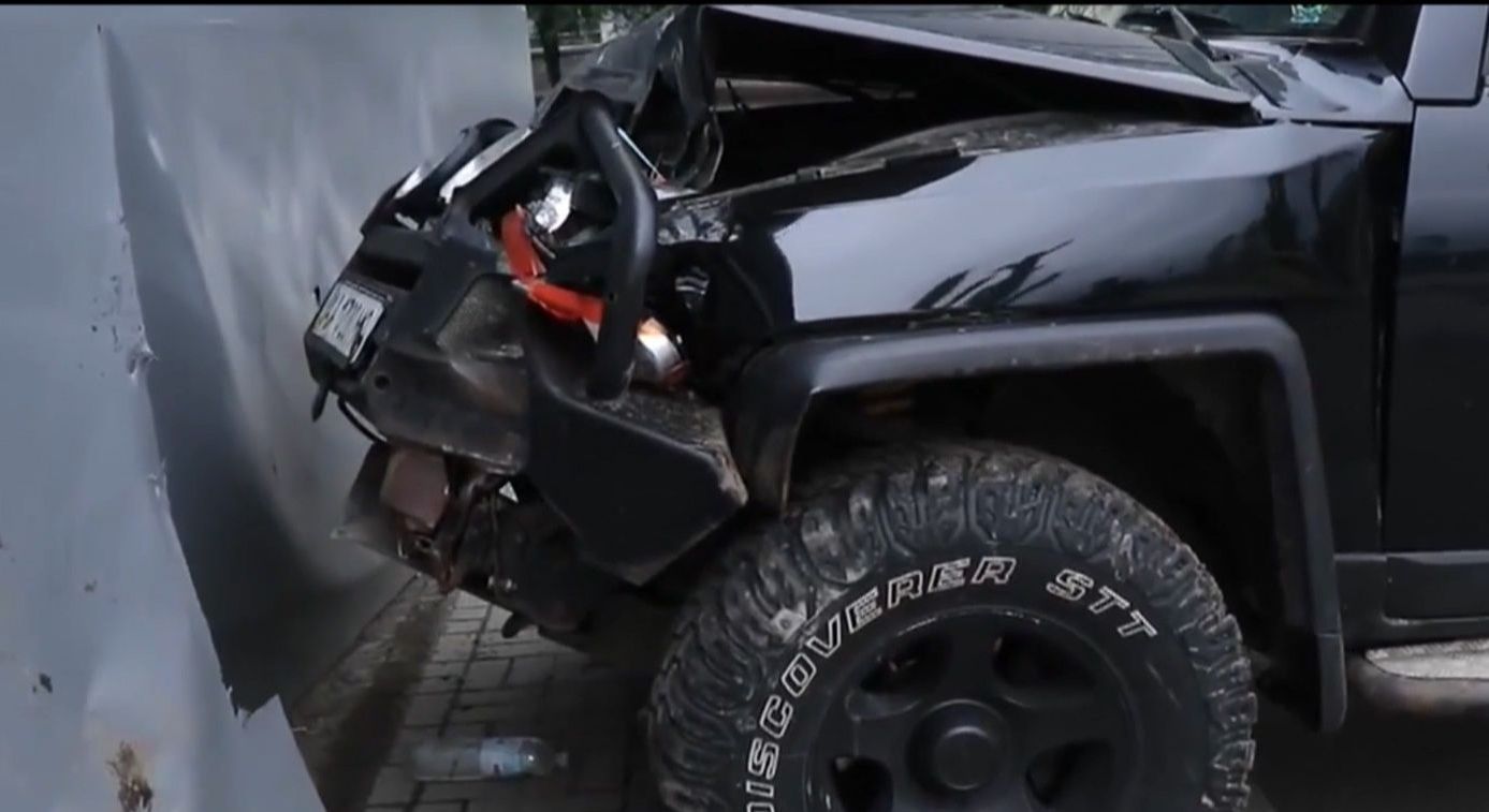 В Киеве водитель джипа врезался в террасу ресторана и убежал, оставив двоих детей в машине
