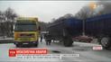 На Киевщине из-за гололеда грузовик с прицепом врезался в бензовоз