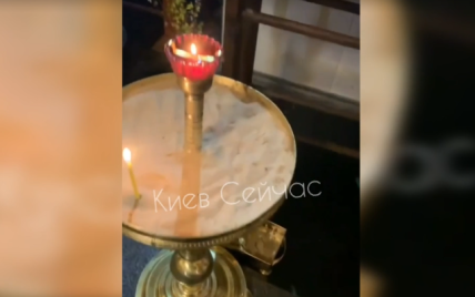 В Киеве девушки устроили дебош в церкви: задували свечи, употребляли алкоголь и курили (видео)