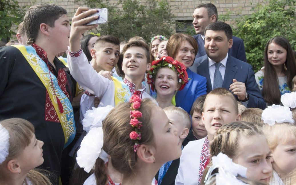 Премьер-министр делает селфі с учащимися школы № 63 в Киеве / © УНИАН