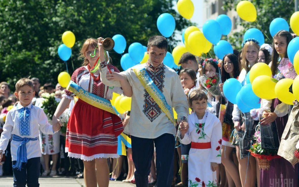 Учні львівської школи запускають кульки на святкуванні останнього дзвоника / © УНІАН
