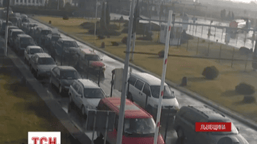 На украинско-польской границе снова образовались длинные автомобильные пробки