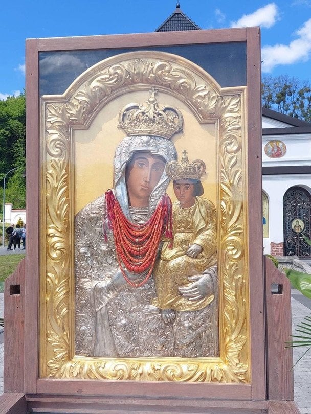 Унивская чудотворная икона с найденными кораллями / Фото Макария Дутки