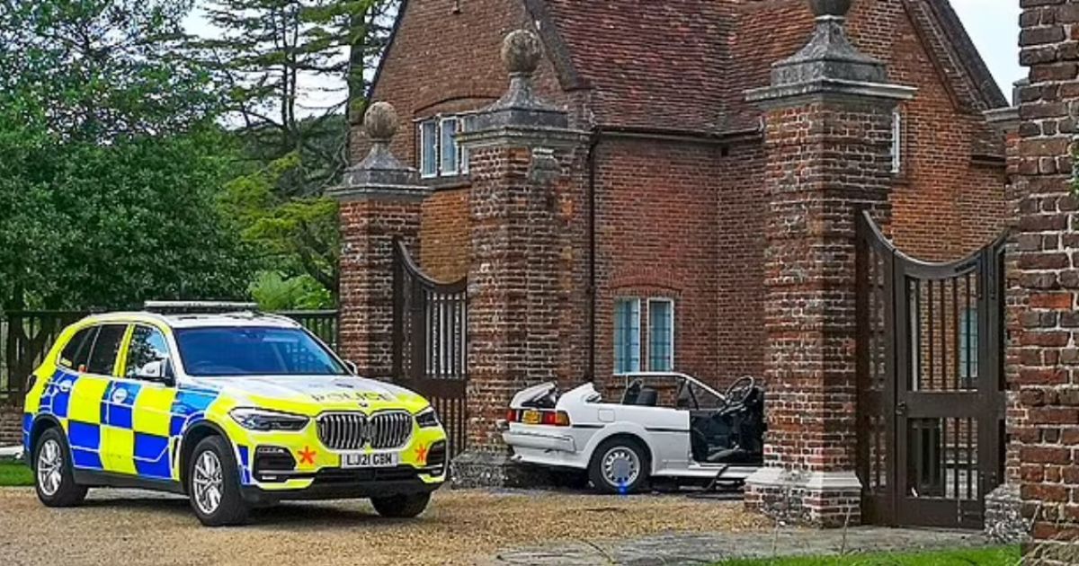 Джерело: Daily Mail / Чоловік напідпитку на авто врізався у ворота маєтку Чекерс