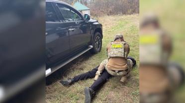 Чоловік намагався дати хабар у 3 тисячі доларів за перетин кордону з Білоруссю!