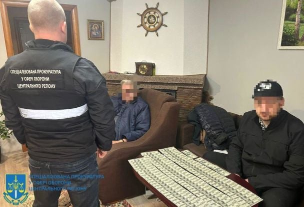 У Києві затримали трьох посадовців Голосіївського ТЦК та трьох цивільних, які допомагали ухилянтам