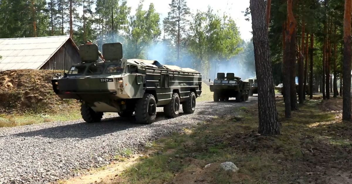 Білорусь перевіряє бойову готовність Збройних сил та призиває військових із запасу