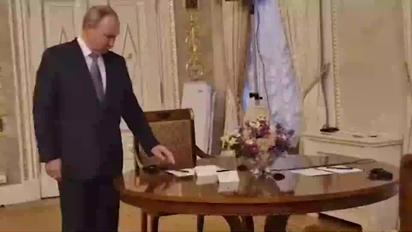 Путин вынужден был ждать президента Египта в пустой комнате