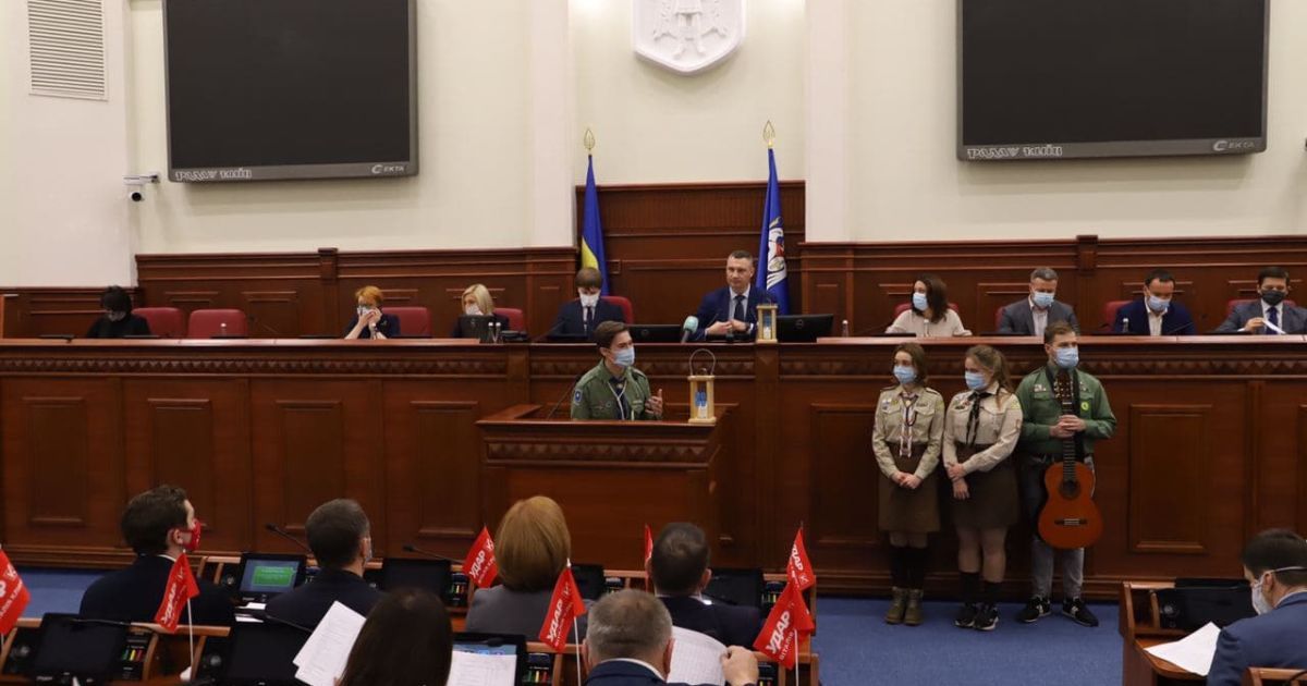 У Київраду принесли благодатний Вифлеємський вогонь
