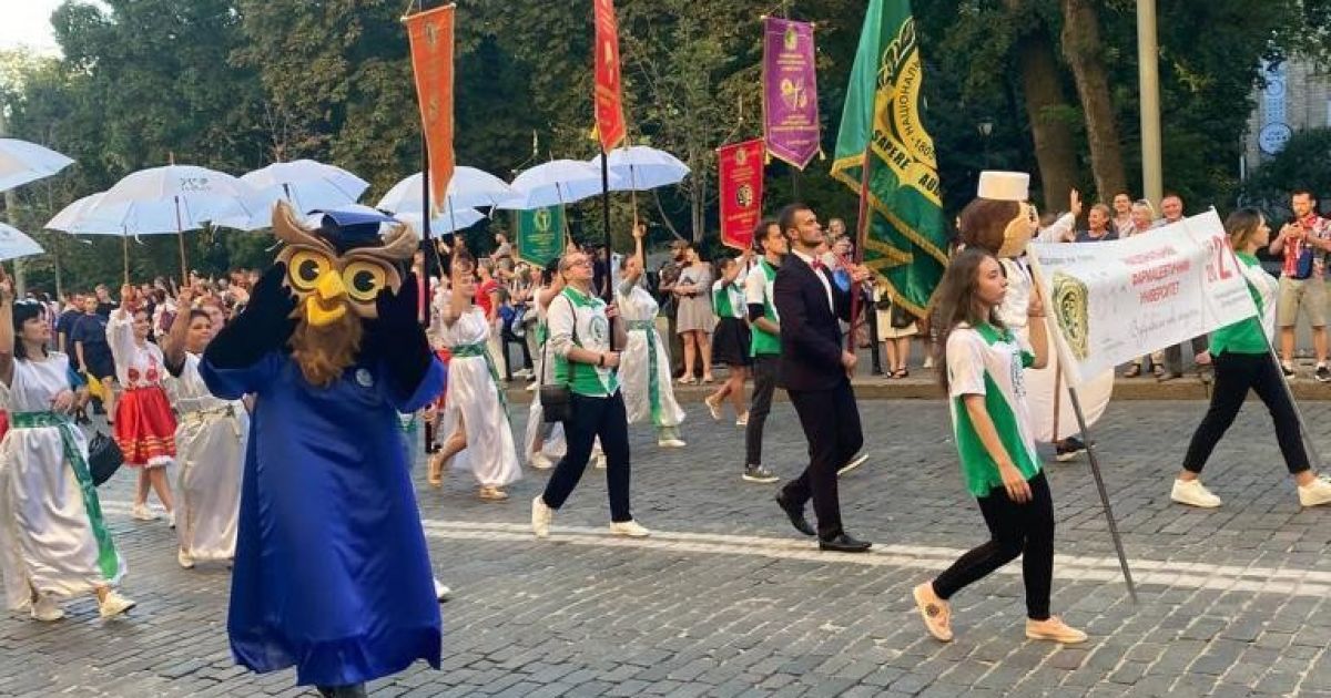 В центре Харькова идет карнавал ко Дню знаний