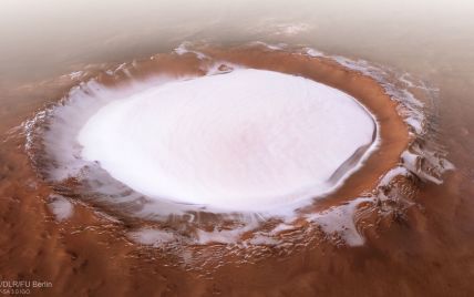 Космическое агентство показало потрясающие фото гигантского ледяного кратера на Марсе