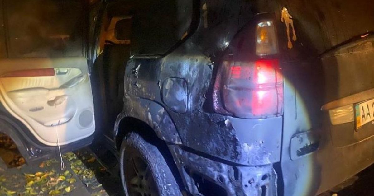Чоловік упродовж години підпалив три авто на Печерську у Києві