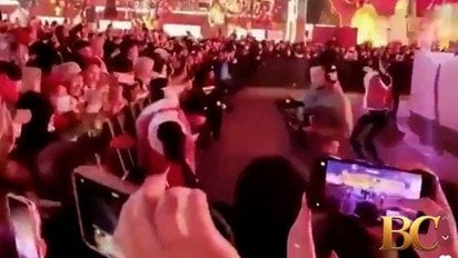 Гуманоидный робот атаковал толпу людей