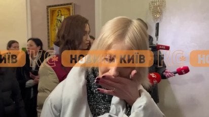 Вбивство підлітка на фунікулері: мати підозрюваного побила обличчя журналістці 